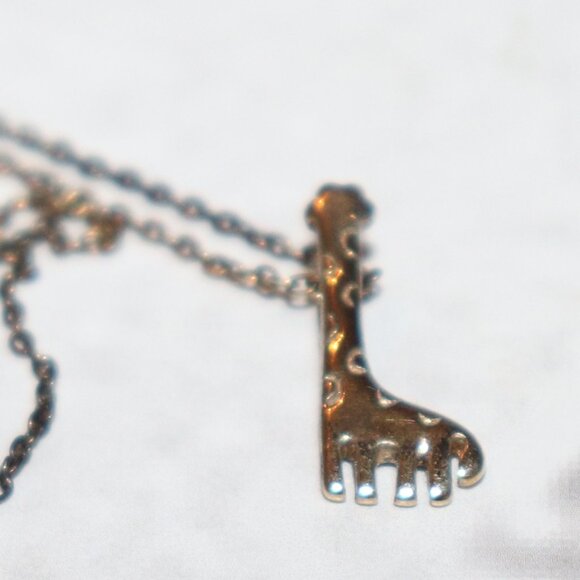 Beautiful gold sterling silver .925 Giraffe necklace 18" - Picture 1 of 7